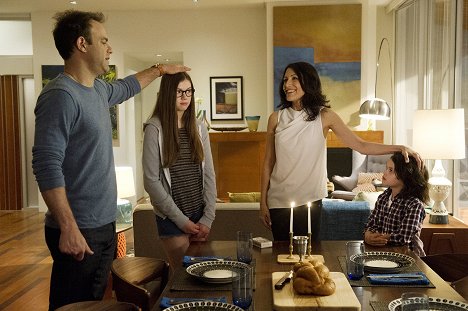 Paul Adelstein, Conner Dwelly, Lisa Edelstein, Dylan Schombing - Girlfriend's Guide to Divorce - Rule #174: Never Trust Anyone Who Charges by the Hour - Filmfotos