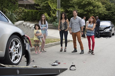 Dylan Schombing, Conner Dwelly, Lisa Edelstein, Paul Adelstein, Alanna Ubach - Girlfriend's Guide to Divorce - Rule #58: Avoid the Douchemobile - Filmfotos