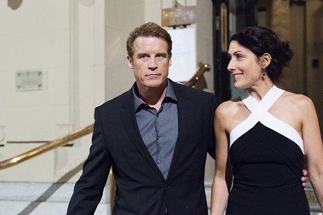 Mark Valley, Lisa Edelstein - Girlfriend's Guide to Divorce - Rule #25: Beware the Second Chance - Photos