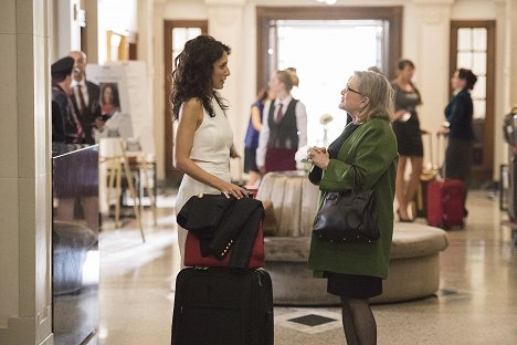 Lisa Edelstein, Carrie Fisher - Girlfriend's Guide to Divorce - Rule #25: Beware the Second Chance - Z filmu