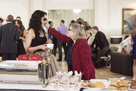 Lisa Edelstein, Carrie Fisher - Girlfriend's Guide to Divorce - Rule #25: Beware the Second Chance - Filmfotos