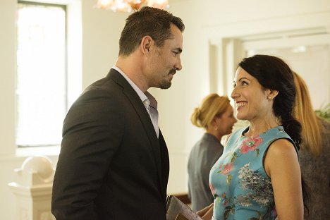 Victor Webster, Lisa Edelstein - Girlfriend's Guide to Divorce - Rule #81: There's No Crying in Porn - Filmfotos