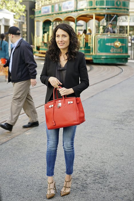 Lisa Edelstein - Girlfriend's Guide to Divorce - Rule #876: Everything Does Not Happen for a Reason - Photos