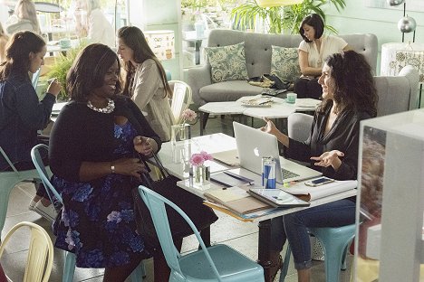 Retta, Lisa Edelstein - Girlfriend's Guide to Divorce - Rule #876: Everything Does Not Happen for a Reason - Van film