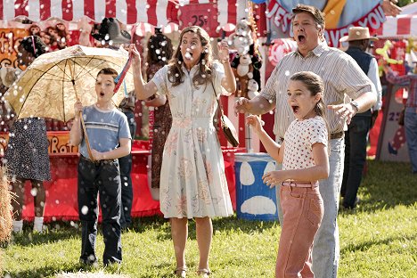 Iain Armitage, Zoe Perry, Lance Barber, Raegan Revord - Young Sheldon - A Parasol and a Hell of an Arm - Photos