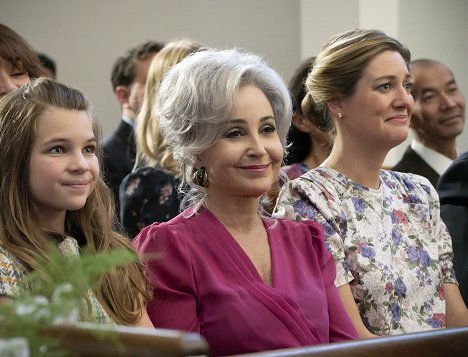 Raegan Revord, Annie Potts, Zoe Perry - Young Sheldon - A Live Chicken, a Fried Chicken and Holy Matrimony - Kuvat elokuvasta