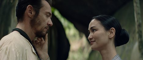Jonathan Rhys Meyers, Atiqah Hasiholan - Im Herzen des Dschungels - Filmfotos