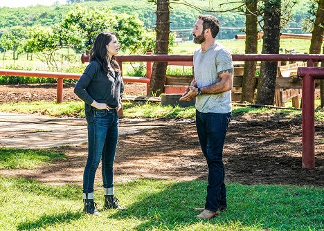 Michelle Borth, Alex O'Loughlin - Hawaii Five-0 - Hala i ke ala o'i'ole mai - Photos