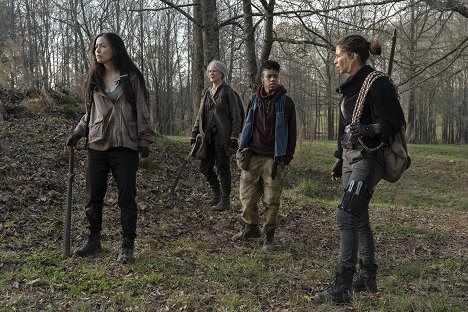 Christian Serratos, Melissa McBride, Angel Theory, Nadia Hilker - The Walking Dead - Gejagt - Filmfotos