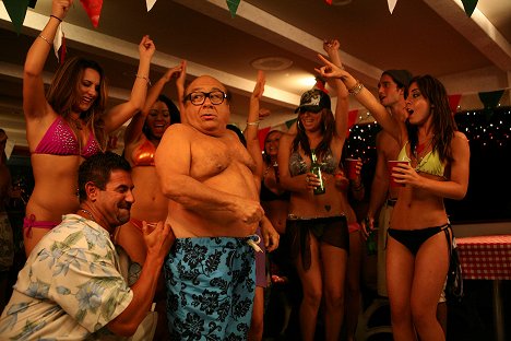 Danny DeVito - It's Always Sunny in Philadelphia - The Gang Goes to the Jersey Shore - Photos