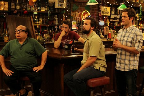 Danny DeVito, Charlie Day, Rob McElhenney, Glenn Howerton - It's Always Sunny in Philadelphia - Sweet Dee Gets Audited - Van film