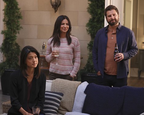 Grace Park, Floriana Lima, James Roday Rodriguez - A Million Little Things - Family First - Filmfotos
