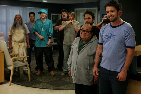 Danny DeVito, Charlie Day, Rob McElhenney - It's Always Sunny in Philadelphia - Dee Gives Birth - Photos
