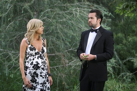 Kaitlin Olson, Rob McElhenney - It's Always Sunny in Philadelphia - The Gang Gets Stranded in the Woods - Photos