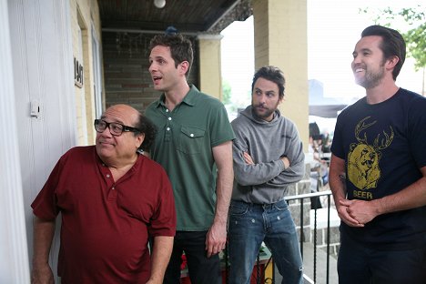 Danny DeVito, Glenn Howerton, Charlie Day, Rob McElhenney - It's Always Sunny in Philadelphia - The Gang Gets a New Member - Z filmu
