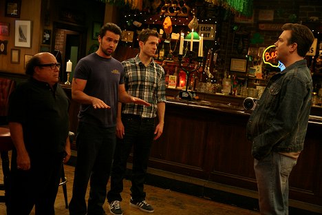 Danny DeVito, Rob McElhenney, Glenn Howerton, Jason Sudeikis - It's Always Sunny in Philadelphia - Die Clique bekommt ein neues Mitglied - Filmfotos