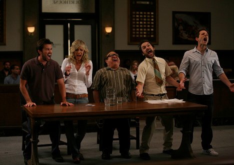 Rob McElhenney, Kaitlin Olson, Danny DeVito, Charlie Day, Glenn Howerton - It's Always Sunny in Philadelphia - The World Series Defense - Photos