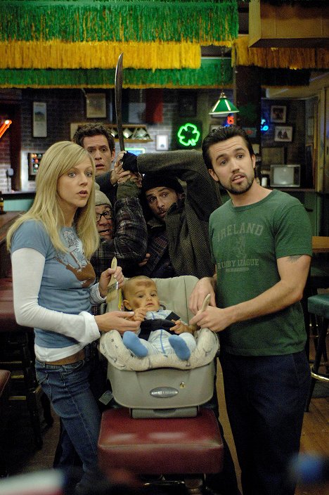 Kaitlin Olson, Danny DeVito, Glenn Howerton, Charlie Day, Rob McElhenney - It's Always Sunny in Philadelphia - Das Müllcontainer-Baby - Filmfotos