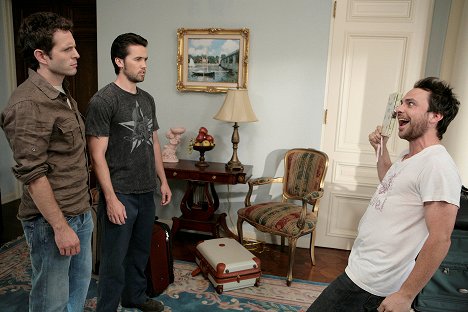 Glenn Howerton, Rob McElhenney, Charlie Day - Felhőtlen Philadelphia - Dennis and Dee's Mom Is Dead - Filmfotók