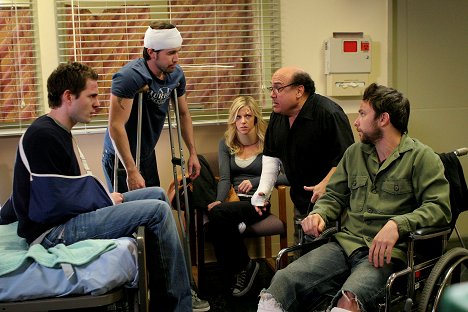 Glenn Howerton, Rob McElhenney, Kaitlin Olson, Danny DeVito, Charlie Day - Felhőtlen Philadelphia - Charlie Gets Crippled - Filmfotók
