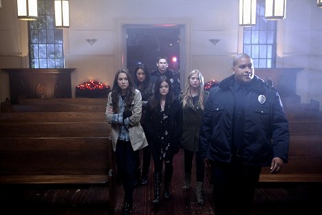 Troian Bellisario, Shay Mitchell, Lucy Hale, Ashley Benson, Jim Titus - Pretty Little Liars - For Whom the Bell Tolls - Van film