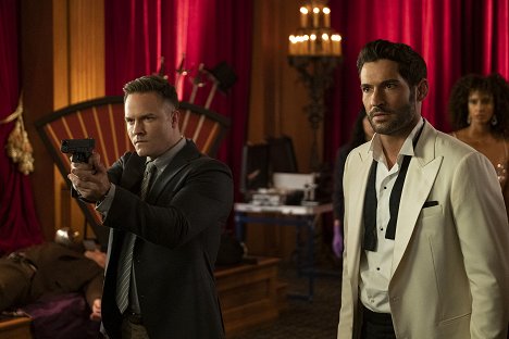 Scott Porter, Tom Ellis - Lucifer - Nothing Ever Changes Around Here - Van film