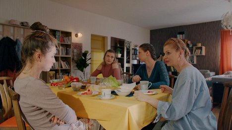 Evelin Dobos, Angelika Tóth, Fanni Maizác, Mónika Ullmann - Keresztanyu - Teltház - Filmfotók