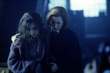 Emily Perkins, Gillian Anderson - Akty X - All Souls - Z nakrúcania