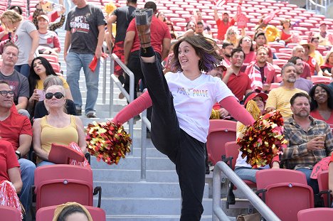 Caitlin McGee - Home Economics - 49ers Foam Finger, $7 - Do filme