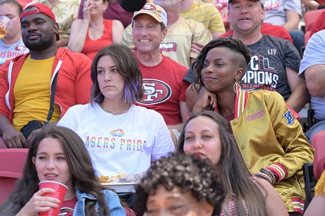 Caitlin McGee, Sasheer Zamata - Home Economics - 49ers Foam Finger, $7 - Filmfotos