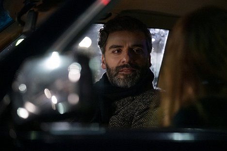 Oscar Isaac - Scenes from a Marriage - Mitten in der Nacht in einem dunklen Haus irgendwo auf der Welt - Filmfotos
