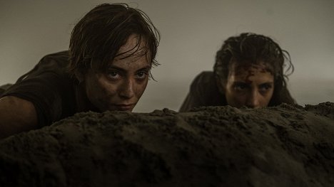 Nora Arnezeder, Sarah-Sofie Boussnina - The Colony - De la película