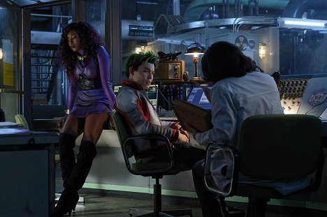 Anna Diop, Ryan Potter - Titans - Blackfire - Photos