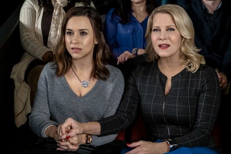 Lacey Chabert, Barbara Niven - Crossword Mysteries: Riddle Me Dead - Film