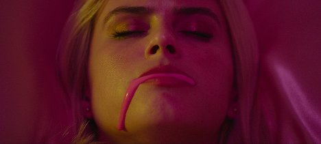 Carlson Young - The Blazing World - Van film