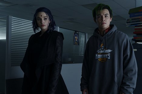 Teagan Croft, Ryan Potter - Titans - Crane - Film