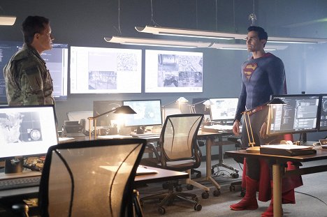 Dylan Walsh, Tyler Hoechlin - Superman and Lois - Broken Trust - De la película