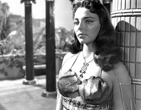 Joan Collins - Tierra de faraones - De la película