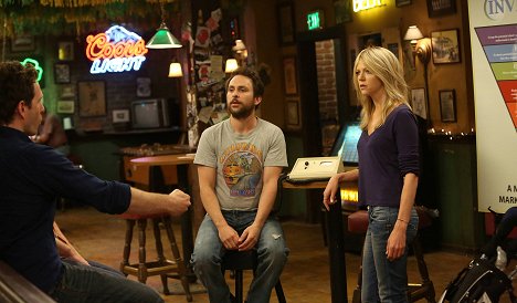 Charlie Day, Kaitlin Olson - It's Always Sunny in Philadelphia - Mac and Dennis Buy a Timeshare - Photos