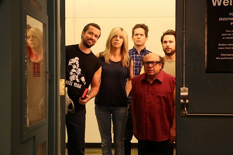 Rob McElhenney, Kaitlin Olson, Glenn Howerton, Danny DeVito, Charlie Day - It's Always Sunny in Philadelphia - Macův den - Z filmu