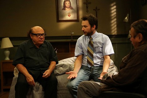 Danny DeVito, Charlie Day - It's Always Sunny in Philadelphia - The Gang Squashes Their Beefs - Photos