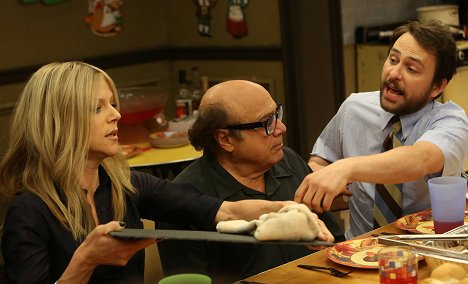 Kaitlin Olson, Danny DeVito, Charlie Day - It's Always Sunny in Philadelphia - The Gang Squashes Their Beefs - Photos