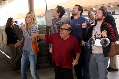 Kaitlin Olson, Glenn Howerton, Danny DeVito, Rob McElhenney, Charlie Day - It's Always Sunny in Philadelphia - Psycho Pete Returns - Van film