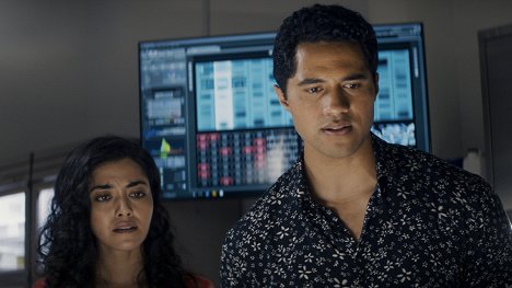 Yasmine Al-Bustami, Alex Tarrant - NCIS: Hawai'i - Gaijin - Van film