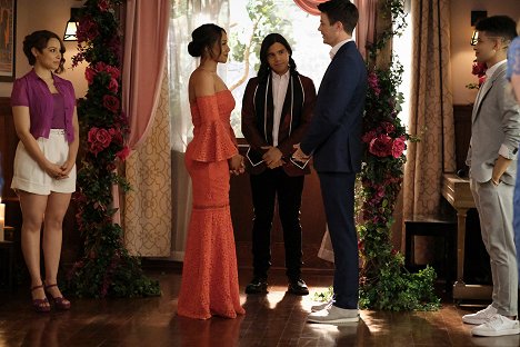 Jessica Parker Kennedy, Candice Patton, Carlos Valdes, Grant Gustin, Jordan Fisher - The Flash - Heart of the Matter, Part 2 - Photos