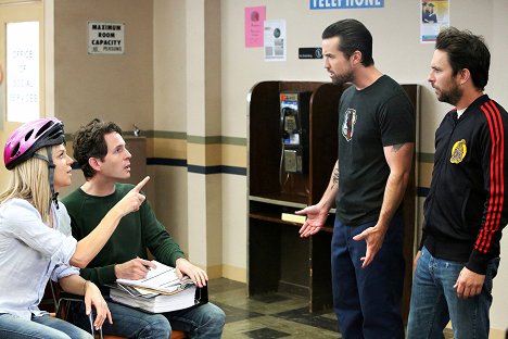 Kaitlin Olson, Glenn Howerton, Rob McElhenney, Charlie Day - It's Always Sunny in Philadelphia - Frank fällt aus dem Fenster - Filmfotos