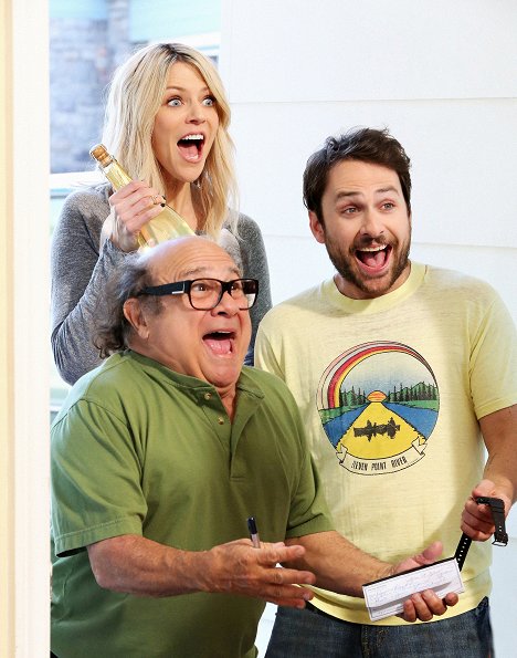 Danny DeVito, Kaitlin Olson, Charlie Day - It's Always Sunny in Philadelphia - Mac & Dennis Move to the Suburbs - Z filmu