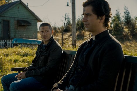 Zach Gilford, Hamish Linklater - Midnight Mass - Buch II: Psalmen - Filmfotos