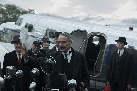 Jeremy Irons, George MacKay - Mnichov: Na prahu války - Z filmu