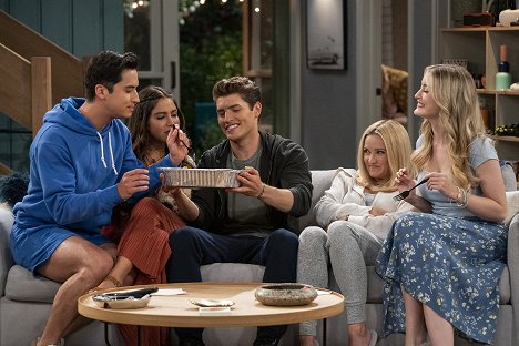 Michael Hsu Rosen, Cinthya Carmona, Gregg Sulkin, Emily Osment, Olivia Macklin - Pretty Smart - OMG! Jayden’s Mom Is Back! - Photos